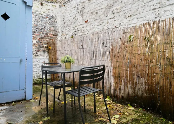 Apartment Centre - Large Functional *